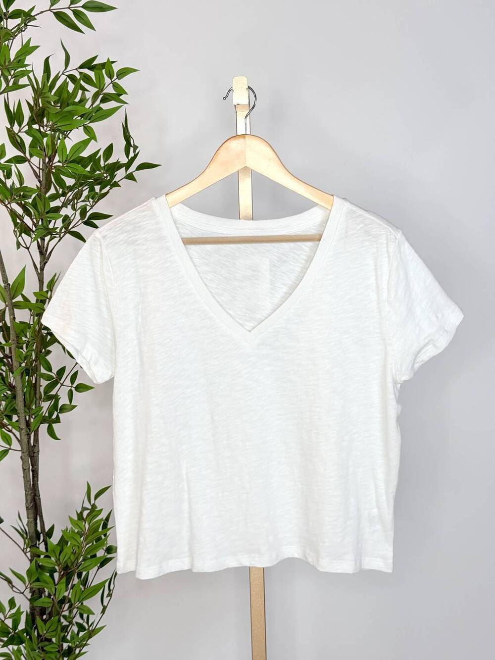 NEW Z SUPPLY women's nomad v neck tee in white
